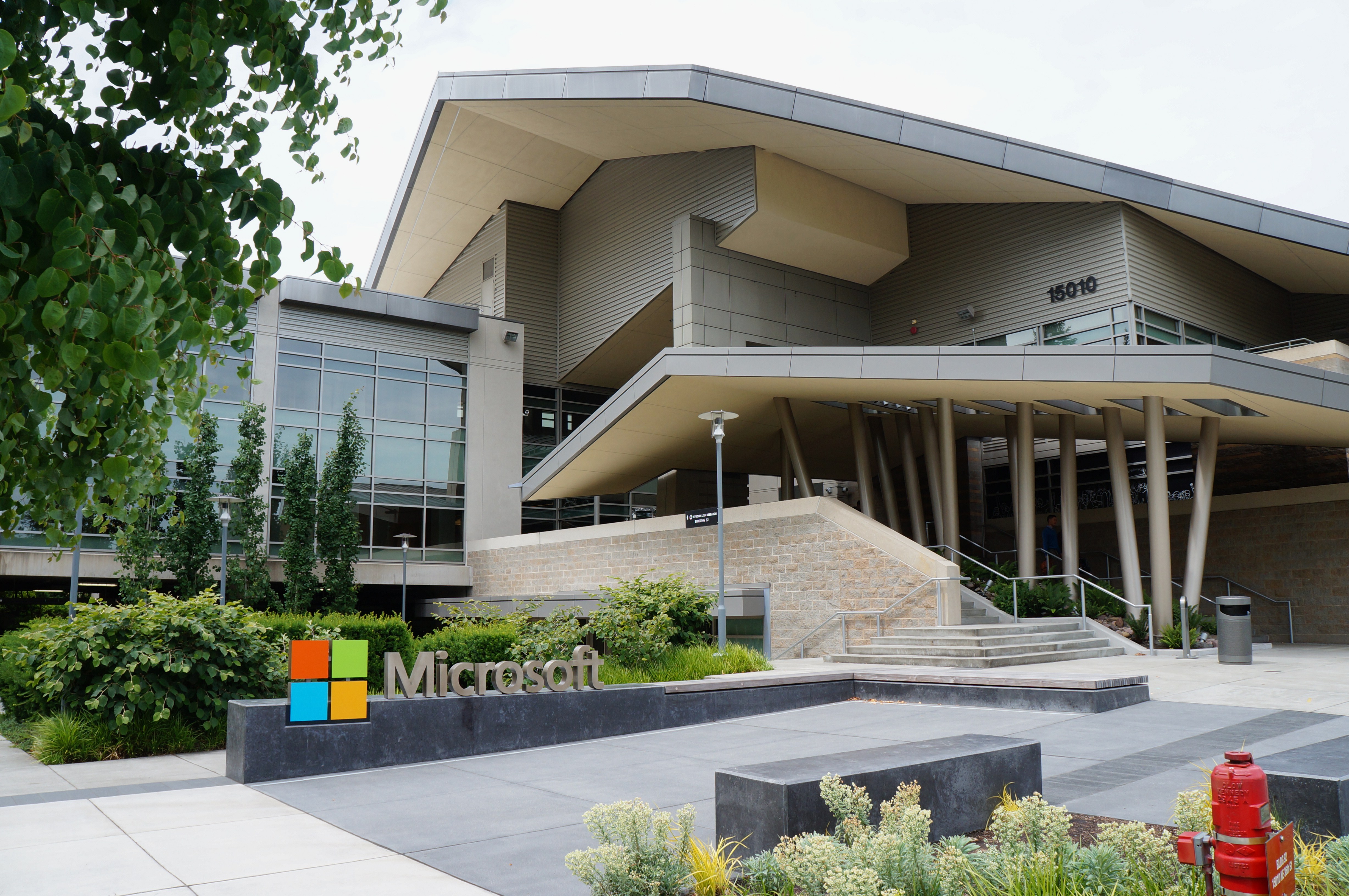 Exterior de un edificio de Microsoft en Redmond, Washington.