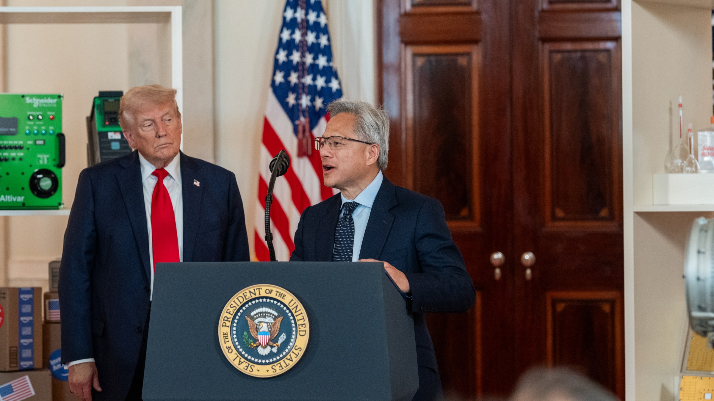 Donald Trump observa a Jensen Huang durante un acto en la Casa Blanca en abril de 2025.